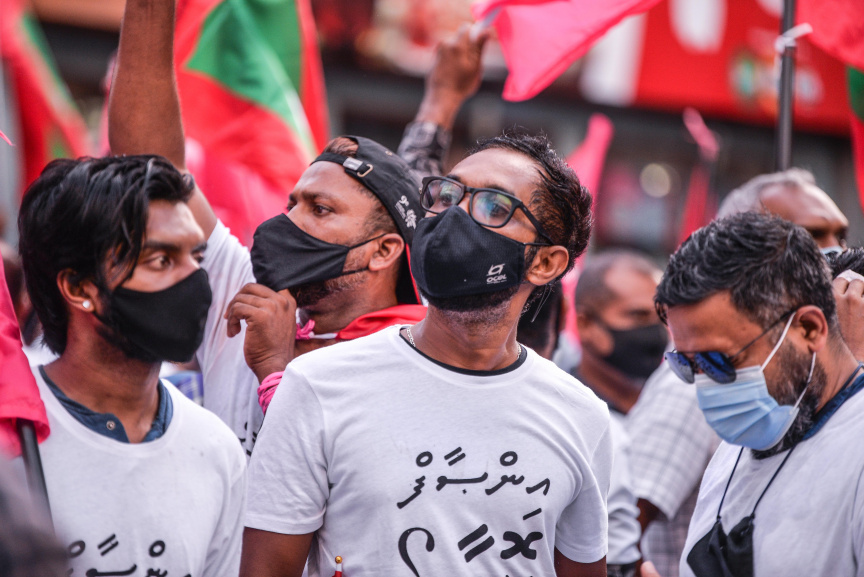 ފެބްރުއަރީ 12، 2021: ކޮވިޑު19ގެ ހާލަތު މާލެ ސަރަހައްދުގައި ގޯސްވެފައިވަނިކޮށް އިދިކޮޅުން ކޯލިޝަނުން "ކޮބާ މަގޭ ފްލެޓު" ނަމުގައި މާލޭގައި ކުރި މުޒާހަރާގެ ތެރެއިން -- ސަން ފޮޓޯ/ ފަޔާޒު މޫސާ 