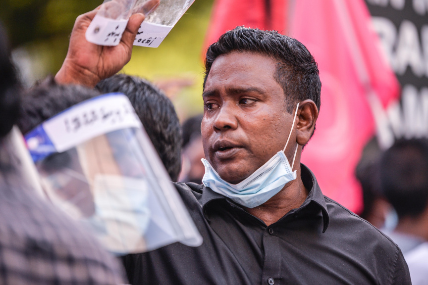 ފެބްރުއަރީ 12، 2021: ކޮވިޑު19ގެ ހާލަތު މާލެ ސަރަހައްދުގައި ގޯސްވެފައިވަނިކޮށް އިދިކޮޅުން ކޯލިޝަނުން "ކޮބާ މަގޭ ފްލެޓު" ނަމުގައި މާލޭގައި ކުރި މުޒާހަރާގެ ތެރެއިން -- ސަން ފޮޓޯ/ ފަޔާޒު މޫސާ 