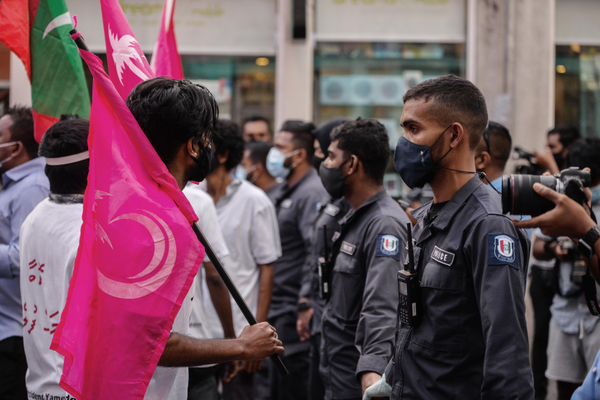 ފެބްރުއަރީ 12، 2021: ކޮވިޑު19ގެ ހާލަތު މާލެ ސަރަހައްދުގައި ގޯސްވެފައިވަނިކޮށް އިދިކޮޅުން ކޯލިޝަނުން "ކޮބާ މަގޭ ފްލެޓު" ނަމުގައި މާލޭގައި ކުރި މުޒާހަރާގެ ތެރެއިން -- ސަން ފޮޓޯ/ ފަޔާޒު މޫސާ 
