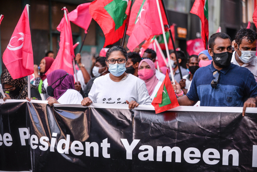 ފެބްރުއަރީ 12، 2021: ކޮވިޑު19ގެ ހާލަތު މާލެ ސަރަހައްދުގައި ގޯސްވެފައިވަނިކޮށް އިދިކޮޅުން ކޯލިޝަނުން "ކޮބާ މަގޭ ފްލެޓު" ނަމުގައި މާލޭގައި ކުރި މުޒާހަރާގެ ތެރެއިން -- ސަން ފޮޓޯ/ ފަޔާޒު މޫސާ 