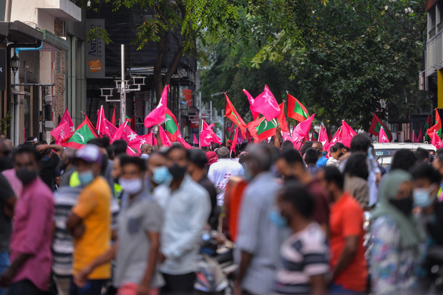 ފެބްރުއަރީ 12، 2021: ކޮވިޑު19ގެ ހާލަތު މާލެ ސަރަހައްދުގައި ގޯސްވެފައިވަނިކޮށް އިދިކޮޅުން ކޯލިޝަނުން "ކޮބާ މަގޭ ފްލެޓު" ނަމުގައި މާލޭގައި ކުރި މުޒާހަރާގެ ތެރެއިން -- ސަން ފޮޓޯ/ ފަޔާޒު މޫސާ 