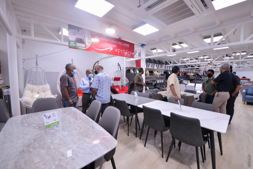 ފެބްރުއަރީ 17، 2021: ގިނަ ބާވަތެއްގެ މުދާ އެއް ތަނަކުން ލިބޭ ރެޑްވޭވްގެ އައު ފިހާރަ، ރެޑްވޭވް ޕެވީލިއަން ހުޅުވުން -- ސަން ފޮޓޯ/ ފަޔާޒު މޫސާ