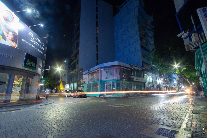 ފެބްރުއަރީ 18، 2021: މީގެ ކުރިން ދުވަހަކު ވެސް ނުފެތުރޭހާ ގިނައިން މި ދުވަސްވަރު ވެރިރަށް މާލޭގައި ދަނީ ކޮވިޑް ފެތުރެމުން. ބަލި ކޮންޓްރޯލް ކުރުމަށް ހަރުކަށި ފިޔަވަޅު ވަނީ އަޅާފައި.12 ގަޑިރަށް އެއްގަމު އުޅަނދު ދުއްވުން މަނާ. އެއީ ހަވީރު6 އިން ފެށިގެން ހެނދުނު6އަށް. އަދި ރޭގަނޑު11ގެ ފަހުން ބޭރަށް ނުކުތުން މަނާ. ފޮޓޯތަކުން ތިޔަ ފެންނަނީ އަޅާފައިވާ ފިޔަވަޅުތަކާއެކު، މާލެއަށް ހިމޭންކަން ވެރިވެފައިވާ މަންޒަރު -- ސަން ފޮޓޯ/ ފަޔާޒު މޫސާ