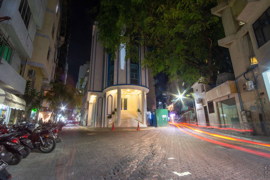 ފެބްރުއަރީ 18، 2021: މީގެ ކުރިން ދުވަހަކު ވެސް ނުފެތުރޭހާ ގިނައިން މި ދުވަސްވަރު ވެރިރަށް މާލޭގައި ދަނީ ކޮވިޑް ފެތުރެމުން. ބަލި ކޮންޓްރޯލް ކުރުމަށް ހަރުކަށި ފިޔަވަޅު ވަނީ އަޅާފައި.12 ގަޑިރަށް އެއްގަމު އުޅަނދު ދުއްވުން މަނާ. އެއީ ހަވީރު6 އިން ފެށިގެން ހެނދުނު6އަށް. އަދި ރޭގަނޑު11ގެ ފަހުން ބޭރަށް ނުކުތުން މަނާ. ފޮޓޯތަކުން ތިޔަ ފެންނަނީ އަޅާފައިވާ ފިޔަވަޅުތަކާއެކު، މާލެއަށް ހިމޭންކަން ވެރިވެފައިވާ މަންޒަރު -- ސަން ފޮޓޯ/ ފަޔާޒު މޫސާ