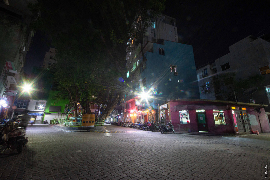 ފެބްރުއަރީ 18، 2021: މީގެ ކުރިން ދުވަހަކު ވެސް ނުފެތުރޭހާ ގިނައިން މި ދުވަސްވަރު ވެރިރަށް މާލޭގައި ދަނީ ކޮވިޑް ފެތުރެމުން. ބަލި ކޮންޓްރޯލް ކުރުމަށް ހަރުކަށި ފިޔަވަޅު ވަނީ އަޅާފައި.12 ގަޑިރަށް އެއްގަމު އުޅަނދު ދުއްވުން މަނާ. އެއީ ހަވީރު6 އިން ފެށިގެން ހެނދުނު6އަށް. އަދި ރޭގަނޑު11ގެ ފަހުން ބޭރަށް ނުކުތުން މަނާ. ފޮޓޯތަކުން ތިޔަ ފެންނަނީ އަޅާފައިވާ ފިޔަވަޅުތަކާއެކު، މާލެއަށް ހިމޭންކަން ވެރިވެފައިވާ މަންޒަރު -- ސަން ފޮޓޯ/ ފަޔާޒު މޫސާ