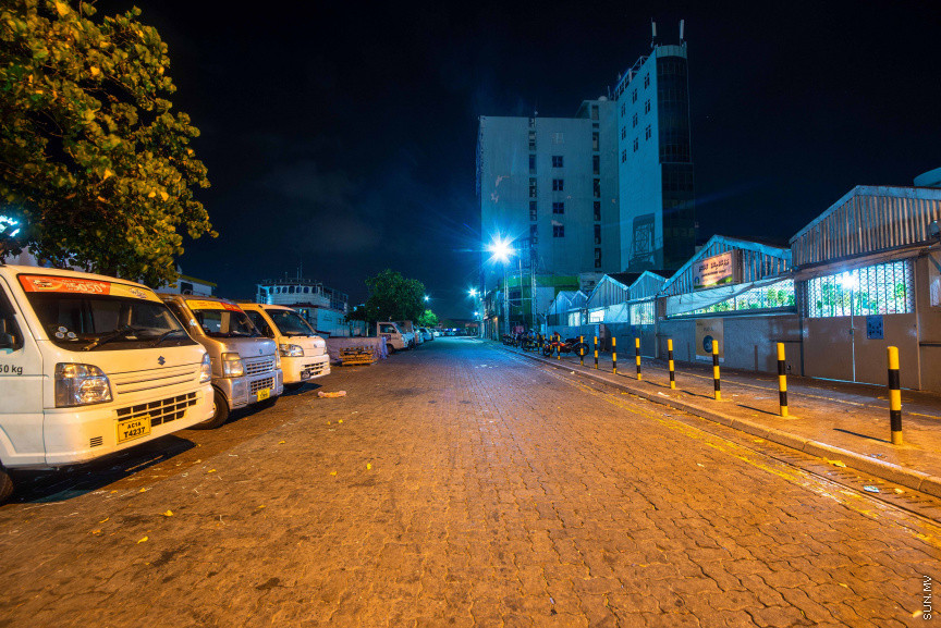 ފެބްރުއަރީ 18، 2021: މީގެ ކުރިން ދުވަހަކު ވެސް ނުފެތުރޭހާ ގިނައިން މި ދުވަސްވަރު ވެރިރަށް މާލޭގައި ދަނީ ކޮވިޑް ފެތުރެމުން. ބަލި ކޮންޓްރޯލް ކުރުމަށް ހަރުކަށި ފިޔަވަޅު ވަނީ އަޅާފައި.12 ގަޑިރަށް އެއްގަމު އުޅަނދު ދުއްވުން މަނާ. އެއީ ހަވީރު6 އިން ފެށިގެން ހެނދުނު6އަށް. އަދި ރޭގަނޑު11ގެ ފަހުން ބޭރަށް ނުކުތުން މަނާ. ފޮޓޯތަކުން ތިޔަ ފެންނަނީ އަޅާފައިވާ ފިޔަވަޅުތަކާއެކު، މާލެއަށް ހިމޭންކަން ވެރިވެފައިވާ މަންޒަރު -- ސަން ފޮޓޯ/ ފަޔާޒު މޫސާ