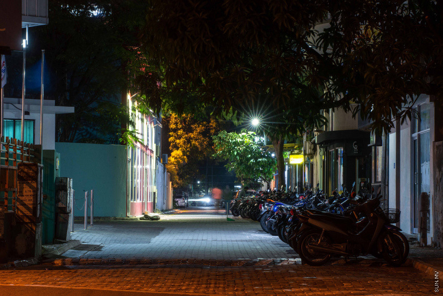 ފެބްރުއަރީ 18، 2021: މީގެ ކުރިން ދުވަހަކު ވެސް ނުފެތުރޭހާ ގިނައިން މި ދުވަސްވަރު ވެރިރަށް މާލޭގައި ދަނީ ކޮވިޑް ފެތުރެމުން. ބަލި ކޮންޓްރޯލް ކުރުމަށް ހަރުކަށި ފިޔަވަޅު ވަނީ އަޅާފައި.12 ގަޑިރަށް އެއްގަމު އުޅަނދު ދުއްވުން މަނާ. އެއީ ހަވީރު6 އިން ފެށިގެން ހެނދުނު6އަށް. އަދި ރޭގަނޑު11ގެ ފަހުން ބޭރަށް ނުކުތުން މަނާ. ފޮޓޯތަކުން ތިޔަ ފެންނަނީ އަޅާފައިވާ ފިޔަވަޅުތަކާއެކު، މާލެއަށް ހިމޭންކަން ވެރިވެފައިވާ މަންޒަރު -- ސަން ފޮޓޯ/ ފަޔާޒު މޫސާ