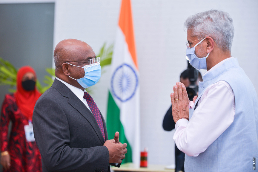 ފެބްރުއަރީ 21، 2021: ފޮރިން މިނިސްޓަރު އަބްދުﷲ ޝާހިދުގެ ދައުވަތަކަށް އިންޑިއާގެ އެކްސްޓާނަލް އެފެއާޒް މިނިސްޓަރު، ޑރ. ސުބުރަހްމަންޔަން ޖައިޝަންކަރު ރާއްޖެއަށް ކުރެއްވި ރަސްމީ ދަތުރުފުޅުގެ ތެރެއިން: މި ދަތުރުފުޅުގައި އިންޑިއާއާއި ރާއްޖެއާއި ދެމެދު މުހިންމު އެއްބަސްވުންތަކެއްގައި ވަނީ ސޮއިކުރައްވާފައި -- ސަން ފޮޓޯ/ ފަޔާޒު މޫސާ