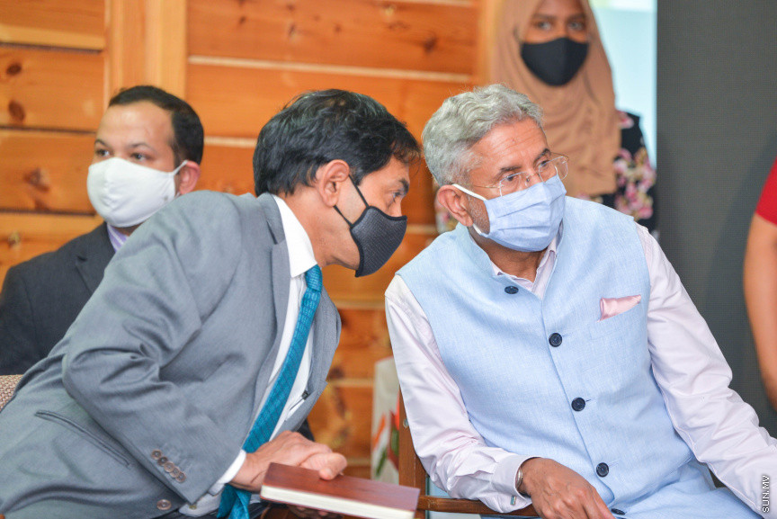 ފެބްރުއަރީ 21، 2021: ފޮރިން މިނިސްޓަރު އަބްދުﷲ ޝާހިދުގެ ދައުވަތަކަށް އިންޑިއާގެ އެކްސްޓާނަލް އެފެއާޒް މިނިސްޓަރު، ޑރ. ސުބުރަހްމަންޔަން ޖައިޝަންކަރު ރާއްޖެއަށް ކުރެއްވި ރަސްމީ ދަތުރުފުޅުގެ ތެރެއިން: މި ދަތުރުފުޅުގައި އިންޑިއާއާއި ރާއްޖެއާއި ދެމެދު މުހިންމު އެއްބަސްވުންތަކެއްގައި ވަނީ ސޮއިކުރައްވާފައި -- ސަން ފޮޓޯ/ ފަޔާޒު މޫސާ
