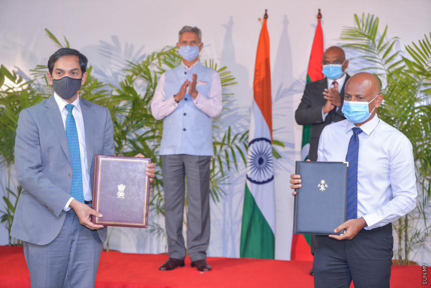 ފެބްރުއަރީ 21، 2021: ފޮރިން މިނިސްޓަރު އަބްދުﷲ ޝާހިދުގެ ދައުވަތަކަށް އިންޑިއާގެ އެކްސްޓާނަލް އެފެއާޒް މިނިސްޓަރު، ޑރ. ސުބުރަހްމަންޔަން ޖައިޝަންކަރު ރާއްޖެއަށް ކުރެއްވި ރަސްމީ ދަތުރުފުޅުގެ ތެރެއިން: މި ދަތުރުފުޅުގައި އިންޑިއާއާއި ރާއްޖެއާއި ދެމެދު މުހިންމު އެއްބަސްވުންތަކެއްގައި ވަނީ ސޮއިކުރައްވާފައި -- ސަން ފޮޓޯ/ ފަޔާޒު މޫސާ
