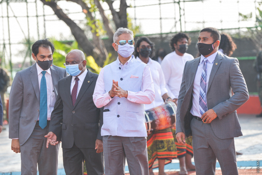 ފެބްރުއަރީ 21، 2021: ފޮރިން މިނިސްޓަރު އަބްދުﷲ ޝާހިދުގެ ދައުވަތަކަށް އިންޑިއާގެ އެކްސްޓާނަލް އެފެއާޒް މިނިސްޓަރު، ޑރ. ސުބުރަހްމަންޔަން ޖައިޝަންކަރު ރާއްޖެއަށް ކުރެއްވި ރަސްމީ ދަތުރުފުޅުގެ ތެރެއިން: މި ދަތުރުފުޅުގައި އިންޑިއާއާއި ރާއްޖެއާއި ދެމެދު މުހިންމު އެއްބަސްވުންތަކެއްގައި ވަނީ ސޮއިކުރައްވާފައި -- ސަން ފޮޓޯ/ ފަޔާޒު މޫސާ