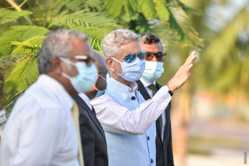 ފެބްރުއަރީ 21، 2021: ފޮރިން މިނިސްޓަރު އަބްދުﷲ ޝާހިދުގެ ދައުވަތަކަށް އިންޑިއާގެ އެކްސްޓާނަލް އެފެއާޒް މިނިސްޓަރު، ޑރ. ސުބުރަހްމަންޔަން ޖައިޝަންކަރު ރާއްޖެއަށް ކުރެއްވި ރަސްމީ ދަތުރުފުޅުގެ ތެރެއިން: މި ދަތުރުފުޅުގައި އިންޑިއާއާއި ރާއްޖެއާއި ދެމެދު މުހިންމު އެއްބަސްވުންތަކެއްގައި ވަނީ ސޮއިކުރައްވާފައި -- ސަން ފޮޓޯ/ ފަޔާޒު މޫސާ