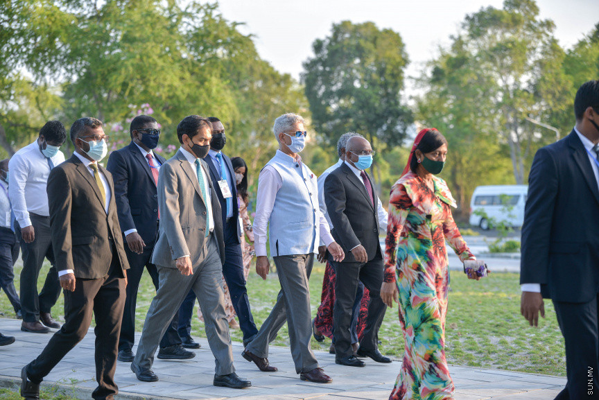 ފެބްރުއަރީ 21، 2021: ފޮރިން މިނިސްޓަރު އަބްދުﷲ ޝާހިދުގެ ދައުވަތަކަށް އިންޑިއާގެ އެކްސްޓާނަލް އެފެއާޒް މިނިސްޓަރު، ޑރ. ސުބުރަހްމަންޔަން ޖައިޝަންކަރު ރާއްޖެއަށް ކުރެއްވި ރަސްމީ ދަތުރުފުޅުގެ ތެރެއިން: މި ދަތުރުފުޅުގައި އިންޑިއާއާއި ރާއްޖެއާއި ދެމެދު މުހިންމު އެއްބަސްވުންތަކެއްގައި ވަނީ ސޮއިކުރައްވާފައި -- ސަން ފޮޓޯ/ ފަޔާޒު މޫސާ