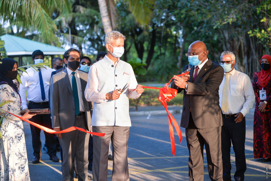 ފެބްރުއަރީ 21، 2021: ފޮރިން މިނިސްޓަރު އަބްދުﷲ ޝާހިދުގެ ދައުވަތަކަށް އިންޑިއާގެ އެކްސްޓާނަލް އެފެއާޒް މިނިސްޓަރު، ޑރ. ސުބުރަހްމަންޔަން ޖައިޝަންކަރު ރާއްޖެއަށް ކުރެއްވި ރަސްމީ ދަތުރުފުޅުގެ ތެރެއިން: މި ދަތުރުފުޅުގައި އިންޑިއާއާއި ރާއްޖެއާއި ދެމެދު މުހިންމު އެއްބަސްވުންތަކެއްގައި ވަނީ ސޮއިކުރައްވާފައި -- ސަން ފޮޓޯ/ ފަޔާޒު މޫސާ