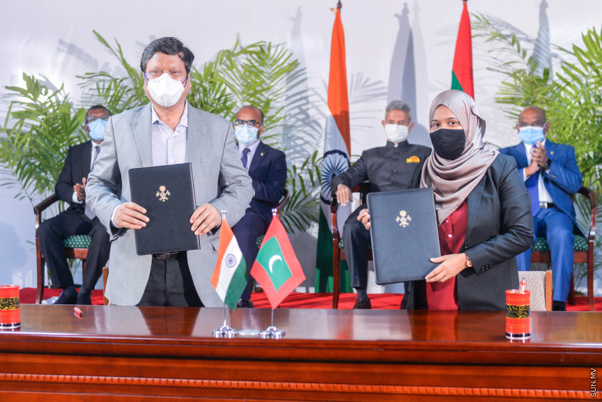 ފެބްރުއަރީ 21، 2021: ފޮރިން މިނިސްޓަރު އަބްދުﷲ ޝާހިދުގެ ދައުވަތަކަށް އިންޑިއާގެ އެކްސްޓާނަލް އެފެއާޒް މިނިސްޓަރު، ޑރ. ސުބުރަހްމަންޔަން ޖައިޝަންކަރު ރާއްޖެއަށް ކުރެއްވި ރަސްމީ ދަތުރުފުޅުގެ ތެރެއިން: މި ދަތުރުފުޅުގައި އިންޑިއާއާއި ރާއްޖެއާއި ދެމެދު މުހިންމު އެއްބަސްވުންތަކެއްގައި ވަނީ ސޮއިކުރައްވާފައި -- ސަން ފޮޓޯ/ ފަޔާޒު މޫސާ