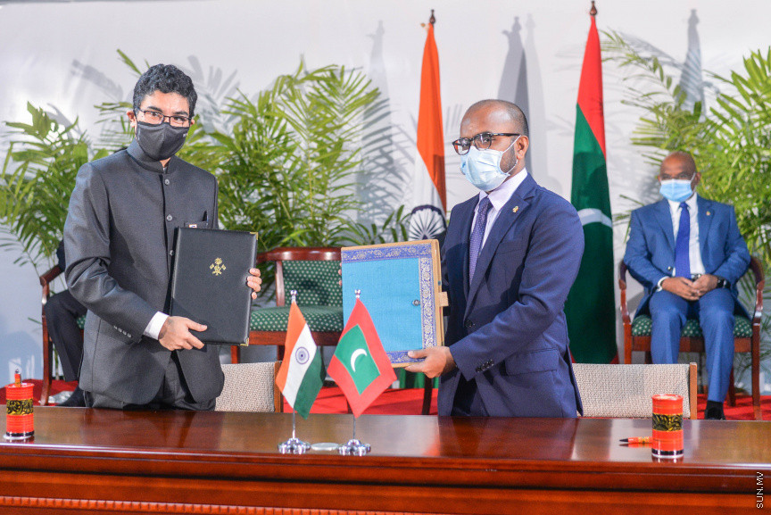 ފެބްރުއަރީ 21، 2021: ފޮރިން މިނިސްޓަރު އަބްދުﷲ ޝާހިދުގެ ދައުވަތަކަށް އިންޑިއާގެ އެކްސްޓާނަލް އެފެއާޒް މިނިސްޓަރު، ޑރ. ސުބުރަހްމަންޔަން ޖައިޝަންކަރު ރާއްޖެއަށް ކުރެއްވި ރަސްމީ ދަތުރުފުޅުގެ ތެރެއިން: މި ދަތުރުފުޅުގައި އިންޑިއާއާއި ރާއްޖެއާއި ދެމެދު މުހިންމު އެއްބަސްވުންތަކެއްގައި ވަނީ ސޮއިކުރައްވާފައި -- ސަން ފޮޓޯ/ ފަޔާޒު މޫސާ