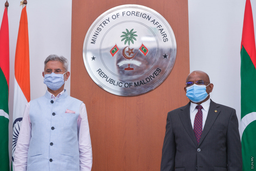 ފެބްރުއަރީ 21، 2021: ފޮރިން މިނިސްޓަރު އަބްދުﷲ ޝާހިދުގެ ދައުވަތަކަށް އިންޑިއާގެ އެކްސްޓާނަލް އެފެއާޒް މިނިސްޓަރު، ޑރ. ސުބުރަހްމަންޔަން ޖައިޝަންކަރު ރާއްޖެއަށް ކުރެއްވި ރަސްމީ ދަތުރުފުޅުގެ ތެރެއިން: މި ދަތުރުފުޅުގައި އިންޑިއާއާއި ރާއްޖެއާއި ދެމެދު މުހިންމު އެއްބަސްވުންތަކެއްގައި ވަނީ ސޮއިކުރައްވާފައި -- ސަން ފޮޓޯ/ ފަޔާޒު މޫސާ