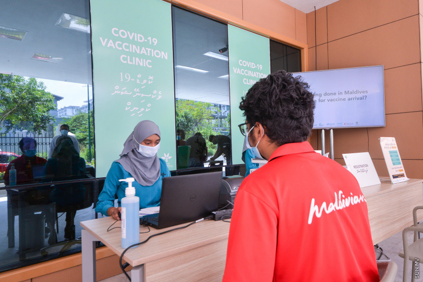 ފެބްރުއަރީ 23، 2021: ޓްރީޓޮޕް ހޮސްޕިޓަލުން ކޮވިޑް ވެކްސިން ޖަހައިދިނުން: އާމުން ކޮވިޑް ވެކްސިން ޖެހުމަށް ރަޖިސްޓްރީ ވުން -- ސަން ފޮޓޯ/ ފަޔާޒު މޫސާ