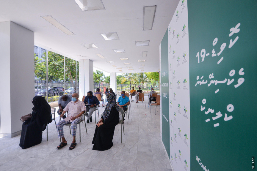 ފެބްރުއަރީ 23، 2021: ޓްރީޓޮޕް ހޮސްޕިޓަލުން ކޮވިޑް ވެކްސިން ޖަހައިދިނުން: ހޮސްޕިޓަލުގައި ވެކްސިން ޖެހުމަށް އާމުން ކިއޫގައި މަޑުކޮއްލަިގެން -- ސަން ފޮޓޯ/ ފަޔާޒު މޫސާ