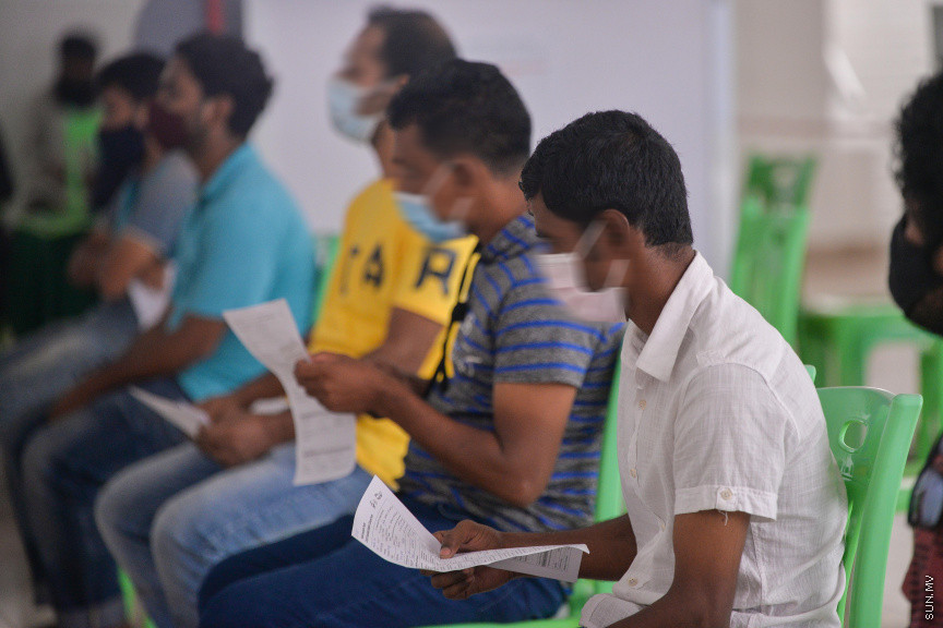 ފެބްރުއަރީ 24، 2021: ރާއްޖޭގައި ލިޔެކިޔުން ނެތި ދިރިއުޅޭ ބިދޭސީން ކޮވިޑް-19 ވެކްސިން ދިނުން -- ސަން ފޮޓޯ/ ފަޔާޒު މޫސާ