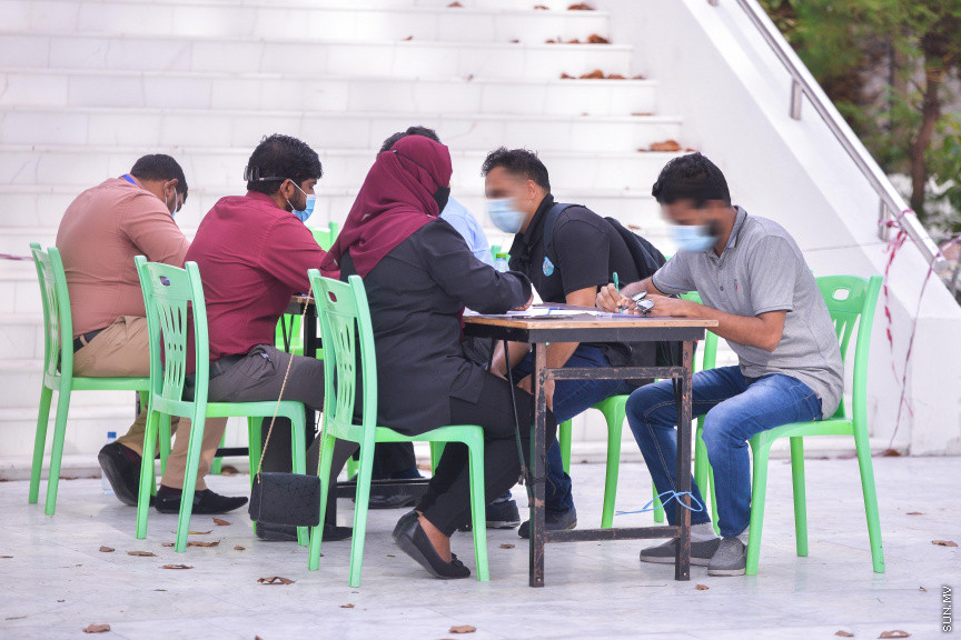 ފެބްރުއަރީ 24، 2021: ރާއްޖޭގައި ލިޔެކިޔުން ނެތި ދިރިއުޅޭ ބިދޭސީން ކޮވިޑް-19 ވެކްސިން ދިނުން -- ސަން ފޮޓޯ/ ފަޔާޒު މޫސާ