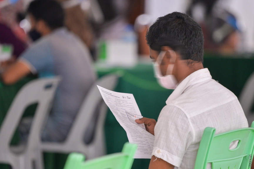 ފެބްރުއަރީ 24، 2021: ރާއްޖޭގައި ލިޔެކިޔުން ނެތި ދިރިއުޅޭ ބިދޭސީން ކޮވިޑް-19 ވެކްސިން ދިނުން -- ސަން ފޮޓޯ/ ފަޔާޒު މޫސާ