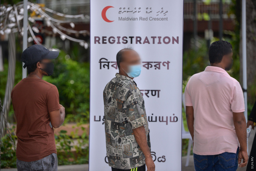 ފެބްރުއަރީ 24، 2021: ރާއްޖޭގައި ލިޔެކިޔުން ނެތި ދިރިއުޅޭ ބިދޭސީން ކޮވިޑް-19 ވެކްސިން ދިނުން -- ސަން ފޮޓޯ/ ފަޔާޒު މޫސާ