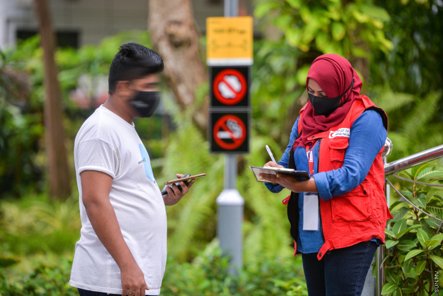 ފެބްރުއަރީ 24، 2021: ރާއްޖޭގައި ލިޔެކިޔުން ނެތި ދިރިއުޅޭ ބިދޭސީން ކޮވިޑް-19 ވެކްސިން ދިނުން -- ސަން ފޮޓޯ/ ފަޔާޒު މޫސާ