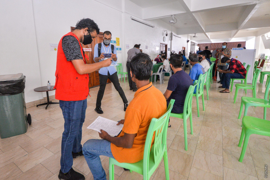 ފެބްރުއަރީ 24، 2021: ރާއްޖޭގައި ލިޔެކިޔުން ނެތި ދިރިއުޅޭ ބިދޭސީން ކޮވިޑް-19 ވެކްސިން ދިނުން -- ސަން ފޮޓޯ/ ފަޔާޒު މޫސާ