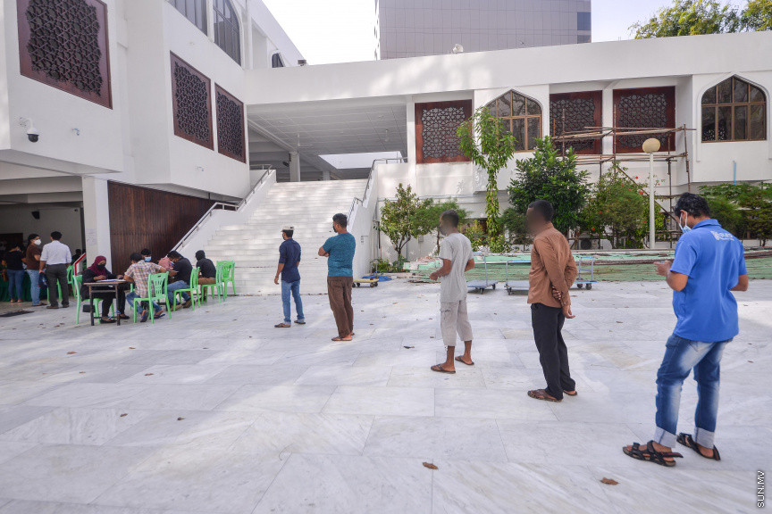 ފެބްރުއަރީ 24، 2021: ރާއްޖޭގައި ލިޔެކިޔުން ނެތި ދިރިއުޅޭ ބިދޭސީން ކޮވިޑް-19 ވެކްސިން ދިނުން -- ސަން ފޮޓޯ/ ފަޔާޒު މޫސާ