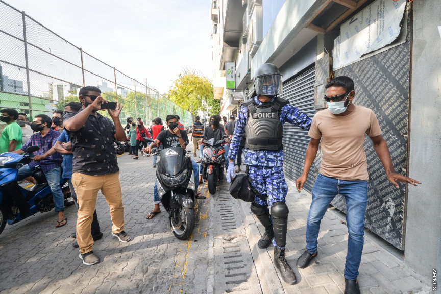 ފެބްރުއަރީ 26، 2021: އިދިކޮޅު ޕީޕީއެމް/ޕީއެންސީގެ ފަރާތުން މާލޭގައި ބޭއްވި އެއްވުމުގެ ތެރެއިން: އެއްވުން ނުފަށަނީސް، އެއްވުން އިންތިޒާމުކުރުމުގައި އިސްކޮށް އުޅުނު ބައެއް މީހުން ފުލުހުން ވަނީ ހައްޔަރުކޮއްފައި -- ސަން ފޮޓޯ: ފަޔާޒު މޫސާ