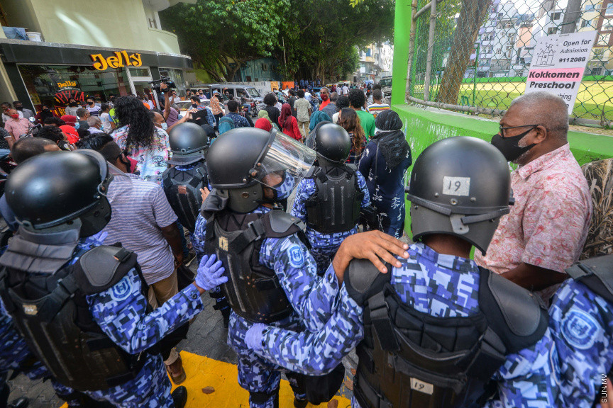 ފެބްރުއަރީ 26، 2021: އިދިކޮޅު ޕީޕީއެމް/ޕީއެންސީގެ ފަރާތުން މާލޭގައި ބޭއްވި އެއްވުމުގެ ތެރެއިން: އެއްވުން ނުފަށަނީސް، އެއްވުން އިންތިޒާމުކުރުމުގައި އިސްކޮށް އުޅުނު ބައެއް މީހުން ފުލުހުން ވަނީ ހައްޔަރުކޮއްފައި -- ސަން ފޮޓޯ: ފަޔާޒު މޫސާ