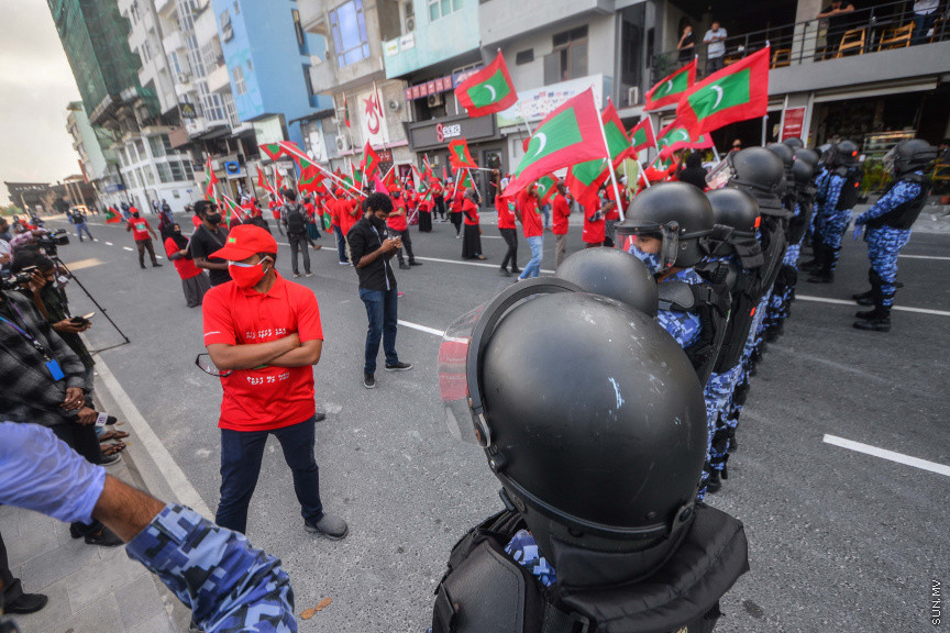 ފެބްރުއަރީ 26، 2021: އިދިކޮޅު ޕީޕީއެމް/ޕީއެންސީގެ ފަރާތުން މާލޭގައި ބޭއްވި އެއްވުމުގެ ތެރެއިން: އެއްވުން ނުފަށަނީސް، އެއްވުން އިންތިޒާމުކުރުމުގައި އިސްކޮށް އުޅުނު ބައެއް މީހުން ފުލުހުން ވަނީ ހައްޔަރުކޮއްފައި -- ސަން ފޮޓޯ: ފަޔާޒު މޫސާ