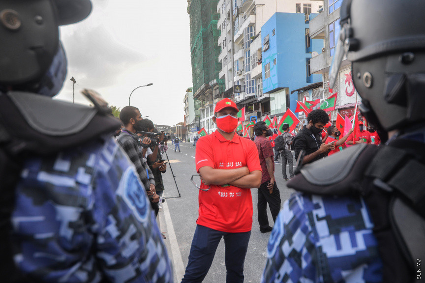 ފެބްރުއަރީ 26، 2021: އިދިކޮޅު ޕީޕީއެމް/ޕީއެންސީގެ ފަރާތުން މާލޭގައި ބޭއްވި އެއްވުމުގެ ތެރެއިން: އެއްވުން ނުފަށަނީސް، އެއްވުން އިންތިޒާމުކުރުމުގައި އިސްކޮށް އުޅުނު ބައެއް މީހުން ފުލުހުން ވަނީ ހައްޔަރުކޮއްފައި -- ސަން ފޮޓޯ: ފަޔާޒު މޫސާ