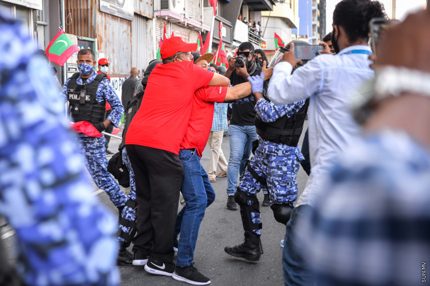 ފެބްރުއަރީ 26، 2021: އިދިކޮޅު ޕީޕީއެމް/ޕީއެންސީގެ ފަރާތުން މާލޭގައި ބޭއްވި އެއްވުމުގެ ތެރެއިން: އެއްވުން ނުފަށަނީސް، އެއްވުން އިންތިޒާމުކުރުމުގައި އިސްކޮށް އުޅުނު ބައެއް މީހުން ފުލުހުން ވަނީ ހައްޔަރުކޮއްފައި -- ސަން ފޮޓޯ: ފަޔާޒު މޫސާ