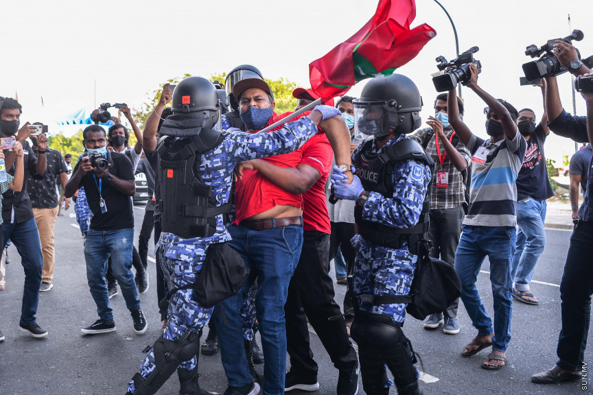 ފެބްރުއަރީ 26، 2021: އިދިކޮޅު ޕީޕީއެމް/ޕީއެންސީގެ ފަރާތުން މާލޭގައި ބޭއްވި އެއްވުމުގެ ތެރެއިން: އެއްވުން ނުފަށަނީސް، އެއްވުން އިންތިޒާމުކުރުމުގައި އިސްކޮށް އުޅުނު ބައެއް މީހުން ފުލުހުން ވަނީ ހައްޔަރުކޮއްފައި -- ސަން ފޮޓޯ: ފަޔާޒު މޫސާ