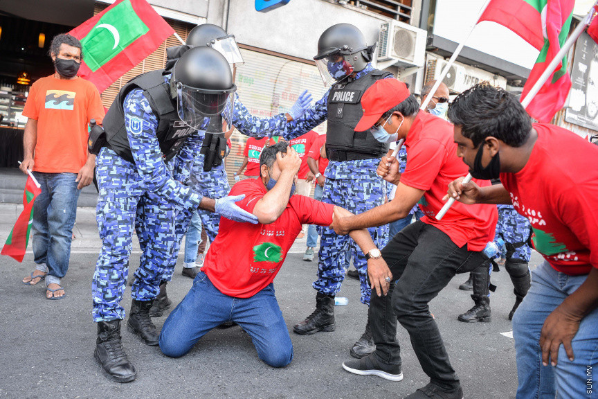 ފެބްރުއަރީ 26، 2021: އިދިކޮޅު ޕީޕީއެމް/ޕީއެންސީގެ ފަރާތުން މާލޭގައި ބޭއްވި އެއްވުމުގެ ތެރެއިން: އެއްވުން ނުފަށަނީސް، އެއްވުން އިންތިޒާމުކުރުމުގައި އިސްކޮށް އުޅުނު ބައެއް މީހުން ފުލުހުން ވަނީ ހައްޔަރުކޮއްފައި -- ސަން ފޮޓޯ: ފަޔާޒު މޫސާ
