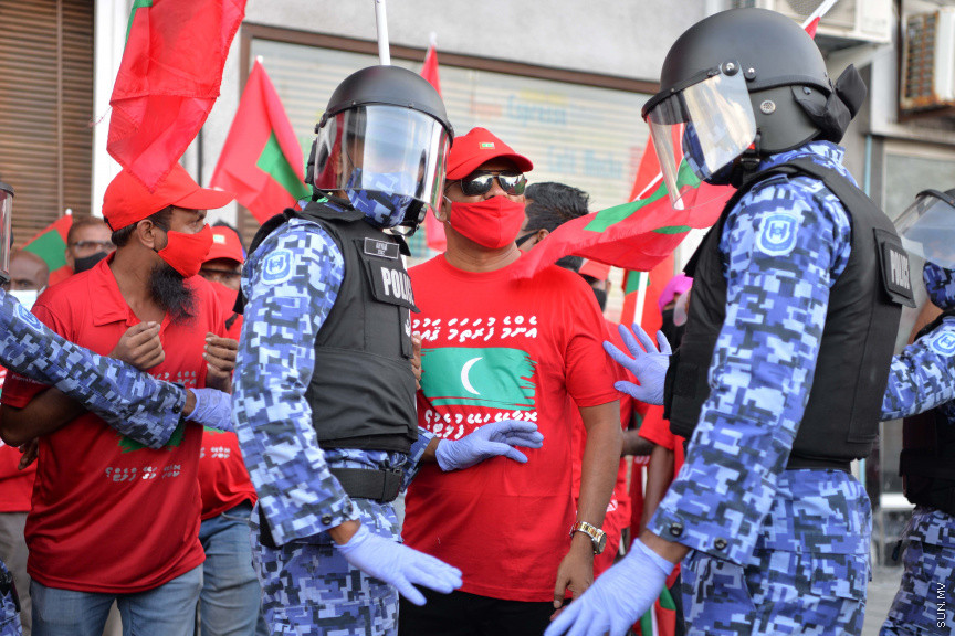ފެބްރުއަރީ 26، 2021: އިދިކޮޅު ޕީޕީއެމް/ޕީއެންސީގެ ފަރާތުން މާލޭގައި ބޭއްވި އެއްވުމުގެ ތެރެއިން: އެއްވުން ނުފަށަނީސް، އެއްވުން އިންތިޒާމުކުރުމުގައި އިސްކޮށް އުޅުނު ބައެއް މީހުން ފުލުހުން ވަނީ ހައްޔަރުކޮއްފައި -- ސަން ފޮޓޯ: ފަޔާޒު މޫސާ