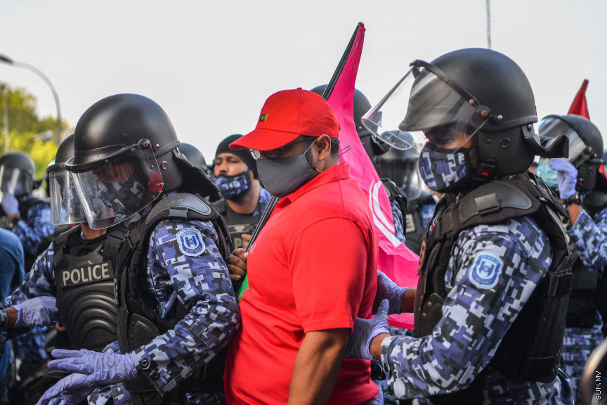 ފެބްރުއަރީ 26، 2021: އިދިކޮޅު ޕީޕީއެމް/ޕީއެންސީގެ ފަރާތުން މާލޭގައި ބޭއްވި އެއްވުމުގެ ތެރެއިން: އެއްވުން ނުފަށަނީސް، އެއްވުން އިންތިޒާމުކުރުމުގައި އިސްކޮށް އުޅުނު ބައެއް މީހުން ފުލުހުން ވަނީ ހައްޔަރުކޮއްފައި -- ސަން ފޮޓޯ: ފަޔާޒު މޫސާ