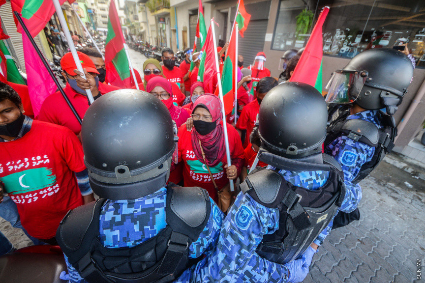 ފެބްރުއަރީ 26، 2021: އިދިކޮޅު ޕީޕީއެމް/ޕީއެންސީގެ ފަރާތުން މާލޭގައި ބޭއްވި އެއްވުމުގެ ތެރެއިން: އެއްވުން ނުފަށަނީސް، އެއްވުން އިންތިޒާމުކުރުމުގައި އިސްކޮށް އުޅުނު ބައެއް މީހުން ފުލުހުން ވަނީ ހައްޔަރުކޮއްފައި -- ސަން ފޮޓޯ: ފަޔާޒު މޫސާފެބްރުއަރީ 26، 2021: އިދިކޮޅު ޕީޕީއެމް/ޕީއެންސީގެ ފަރާތުން މާލޭގައި ބޭއްވި އެއްވުމުގެ ތެރެއިން: އެއްވުން ނުފަށަނީސް، އެއްވުން އިންތިޒާމުކުރުމުގައި އިސްކޮށް އުޅުނު ބައެއް މީހުން ފުލުހުން ވަނީ ހައްޔަރުކޮއްފައި -- ސަން ފޮޓޯ: ފަޔާޒު މޫސާ
