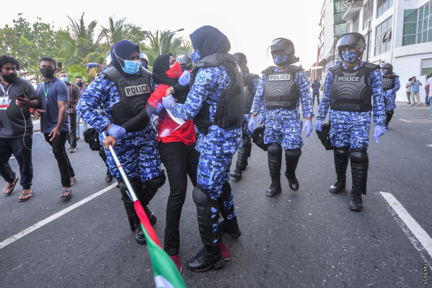 ފެބްރުއަރީ 26، 2021: އިދިކޮޅު ޕީޕީއެމް/ޕީއެންސީގެ ފަރާތުން މާލޭގައި ބޭއްވި އެއްވުމުގެ ތެރެއިން: އެއްވުން ނުފަށަނީސް، އެއްވުން އިންތިޒާމުކުރުމުގައި އިސްކޮށް އުޅުނު ބައެއް މީހުން ފުލުހުން ވަނީ ހައްޔަރުކޮއްފައި -- ސަން ފޮޓޯ: ފަޔާޒު މޫސާ