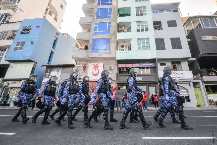 ފެބްރުއަރީ 26، 2021: އިދިކޮޅު ޕީޕީއެމް/ޕީއެންސީގެ ފަރާތުން މާލޭގައި ބޭއްވި އެއްވުމުގެ ތެރެއިން: އެއްވުން ނުފަށަނީސް، އެއްވުން އިންތިޒާމުކުރުމުގައި އިސްކޮށް އުޅުނު ބައެއް މީހުން ފުލުހުން ވަނީ ހައްޔަރުކޮއްފައި -- ސަން ފޮޓޯ: ފަޔާޒު މޫސާ