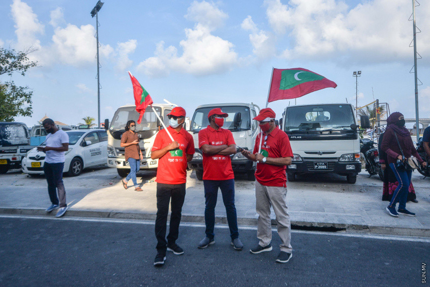 ފެބްރުއަރީ 26، 2021: އިދިކޮޅު ޕީޕީއެމް/ޕީއެންސީގެ ފަރާތުން މާލޭގައި ބޭއްވި އެއްވުމުގެ ތެރެއިން: އެއްވުން ނުފަށަނީސް، އެއްވުން އިންތިޒާމުކުރުމުގައި އިސްކޮށް އުޅުނު ބައެއް މީހުން ފުލުހުން ވަނީ ހައްޔަރުކޮއްފައި -- ސަން ފޮޓޯ: ފަޔާޒު މޫސާ