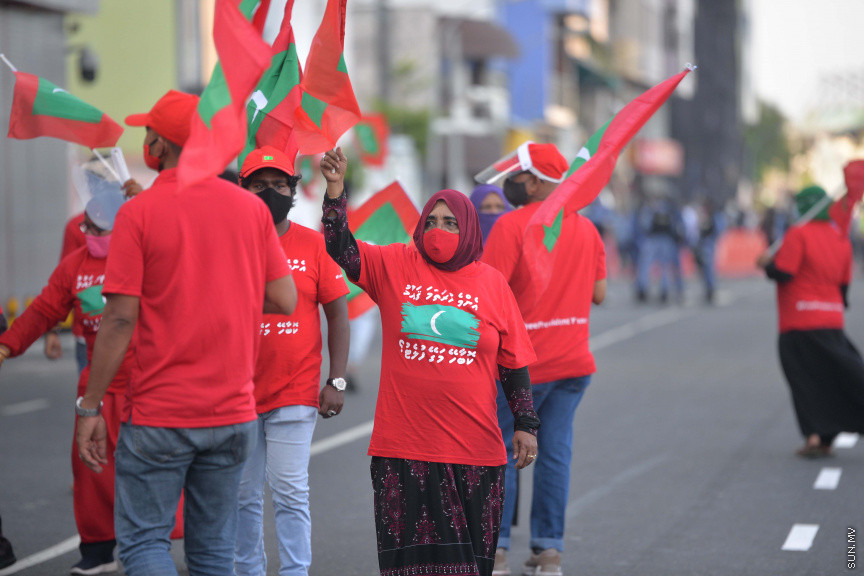 ފެބްރުއަރީ 26، 2021: އިދިކޮޅު ޕީޕީއެމް/ޕީއެންސީގެ ފަރާތުން މާލޭގައި ބޭއްވި އެއްވުމުގެ ތެރެއިން: އެއްވުން ނުފަށަނީސް، އެއްވުން އިންތިޒާމުކުރުމުގައި އިސްކޮށް އުޅުނު ބައެއް މީހުން ފުލުހުން ވަނީ ހައްޔަރުކޮއްފައި -- ސަން ފޮޓޯ: ފަޔާޒު މޫސާ