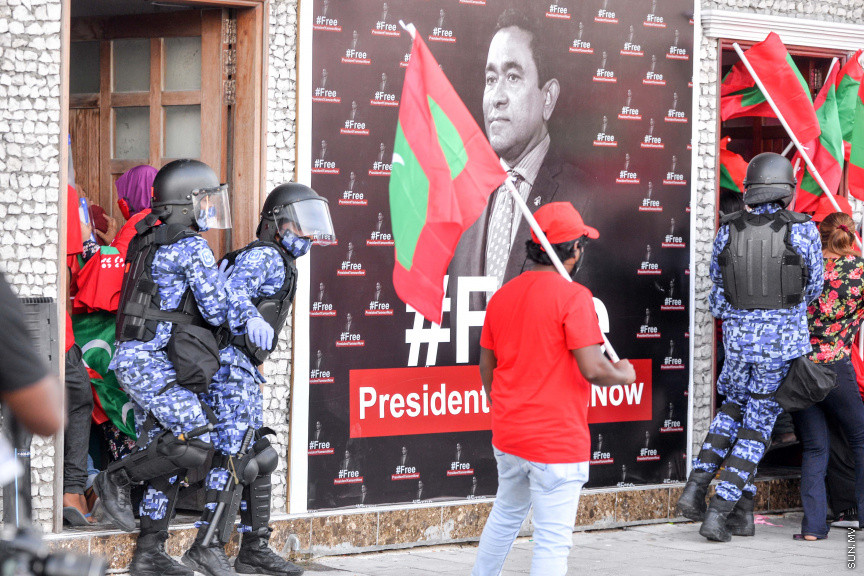 ފެބްރުއަރީ 26، 2021: އިދިކޮޅު ޕީޕީއެމް/ޕީއެންސީގެ ފަރާތުން މާލޭގައި ބޭއްވި އެއްވުމުގެ ތެރެއިން: އެއްވުން ނުފަށަނީސް، އެއްވުން އިންތިޒާމުކުރުމުގައި އިސްކޮށް އުޅުނު ބައެއް މީހުން ފުލުހުން ވަނީ ހައްޔަރުކޮއްފައި -- ސަން ފޮޓޯ: ފަޔާޒު މޫސާ