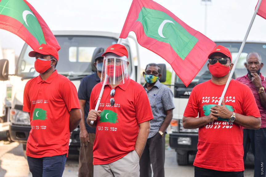 ފެބްރުއަރީ 26، 2021: އިދިކޮޅު ޕީޕީއެމް/ޕީއެންސީގެ ފަރާތުން މާލޭގައި ބޭއްވި އެއްވުމުގެ ތެރެއިން: އެއްވުން ނުފަށަނީސް، އެއްވުން އިންތިޒާމުކުރުމުގައި އިސްކޮށް އުޅުނު ބައެއް މީހުން ފުލުހުން ވަނީ ހައްޔަރުކޮއްފައި -- ސަން ފޮޓޯ: ފަޔާޒު މޫސާ