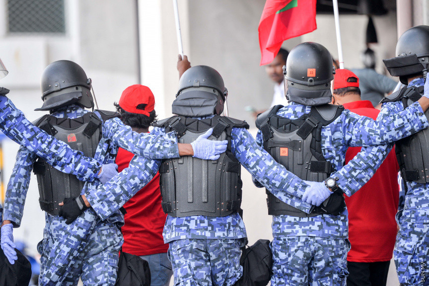ފެބްރުއަރީ 26، 2021: އިދިކޮޅު ޕީޕީއެމް/ޕީއެންސީގެ ފަރާތުން މާލޭގައި ބޭއްވި އެއްވުމުގެ ތެރެއިން: އެއްވުން ނުފަށަނީސް، އެއްވުން އިންތިޒާމުކުރުމުގައި އިސްކޮށް އުޅުނު ބައެއް މީހުން ފުލުހުން ވަނީ ހައްޔަރުކޮއްފައި -- ސަން ފޮޓޯ: ފަޔާޒު މޫސާ