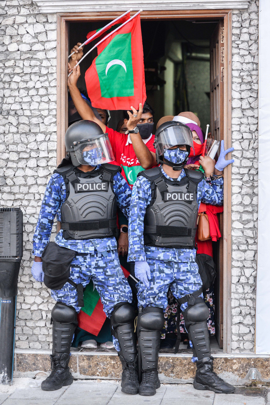 ފެބްރުއަރީ 26، 2021: އިދިކޮޅު ޕީޕީއެމް/ޕީއެންސީގެ ފަރާތުން މާލޭގައި ބޭއްވި އެއްވުމުގެ ތެރެއިން: އެއްވުން ނުފަށަނީސް، އެއްވުން އިންތިޒާމުކުރުމުގައި އިސްކޮށް އުޅުނު ބައެއް މީހުން ފުލުހުން ވަނީ ހައްޔަރުކޮއްފައި -- ސަން ފޮޓޯ: ފަޔާޒު މޫސާ