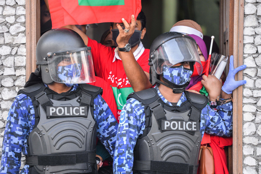 ފެބްރުއަރީ 26، 2021: އިދިކޮޅު ޕީޕީއެމް/ޕީއެންސީގެ ފަރާތުން މާލޭގައި ބޭއްވި އެއްވުމުގެ ތެރެއިން: އެއްވުން ނުފަށަނީސް، އެއްވުން އިންތިޒާމުކުރުމުގައި އިސްކޮށް އުޅުނު ބައެއް މީހުން ފުލުހުން ވަނީ ހައްޔަރުކޮއްފައި -- ސަން ފޮޓޯ: ފަޔާޒު މޫސާ