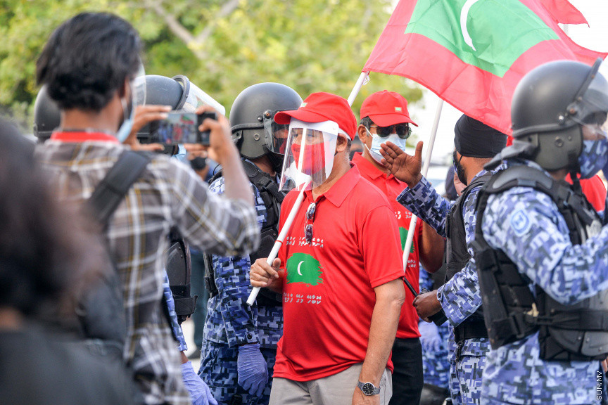 ފެބްރުއަރީ 26، 2021: އިދިކޮޅު ޕީޕީއެމް/ޕީއެންސީގެ ފަރާތުން މާލޭގައި ބޭއްވި އެއްވުމުގެ ތެރެއިން: އެއްވުން ނުފަށަނީސް، އެއްވުން އިންތިޒާމުކުރުމުގައި އިސްކޮށް އުޅުނު ބައެއް މީހުން ފުލުހުން ވަނީ ހައްޔަރުކޮއްފައި -- ސަން ފޮޓޯ: ފަޔާޒު މޫސާ